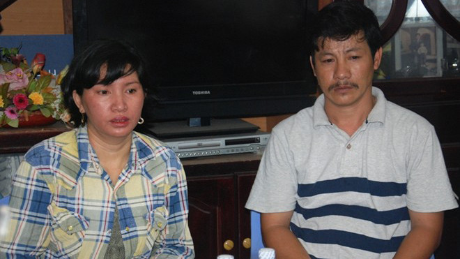 Vợ chồng ông Vốn bàng hoàng khi con tàu tiền tỷ bị chìm xuống biển.