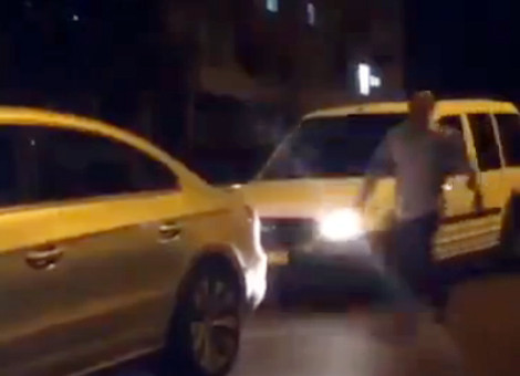 Đụng nhầm đối thủ, tài xế bị đá đít