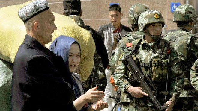 Cảnh sát Trung Quốc gác xung quanh khu vực nhà ga ở Urumqi ngày 1/5. (Ảnh: Kyodo/TTXVN)