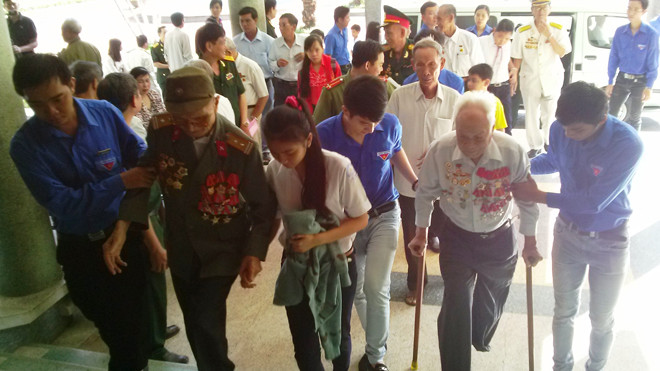 ĐVTN hỗ trợ các cựu chiến binh vào dự họp mặt ẢNH: HÒA HỘI