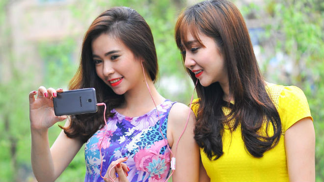 Cuộc đua mới trên thị trường smartphone: Vỏ nhựa hay vỏ kim loại?