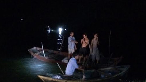 Mãi đến 22 giờ đêm 20/5, thi thể của nạn nhân mới được đưa lên bờ.