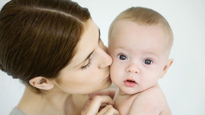 Nụ hôn của cha mẹ có thể khiến con tử vong
