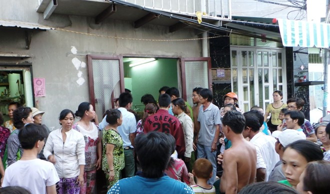 Rất đông người dân tập trung trước ngôi nhà xảy ra vụ việc. 