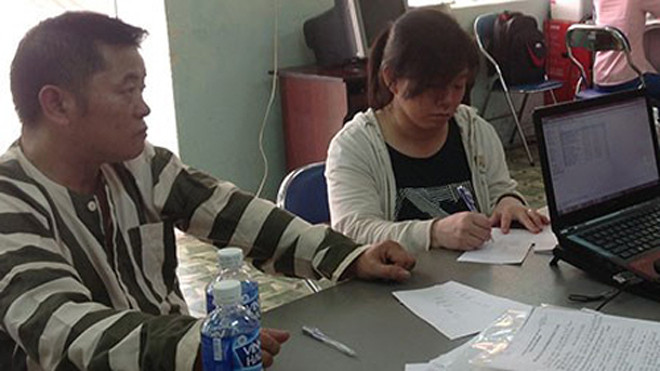 Vợ chồng Yan Jian Pheng tại cơ quan điều tra. Ảnh: CTV