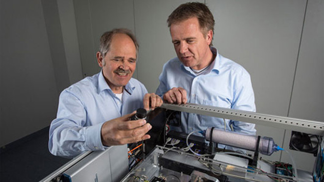 Các chuyên gia đang giới thiệu về máy quét T-COGNITION