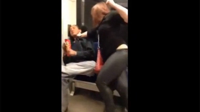 Cô gái bị quật ngã xuống sàn tàu điện vì 'đầu gấu'