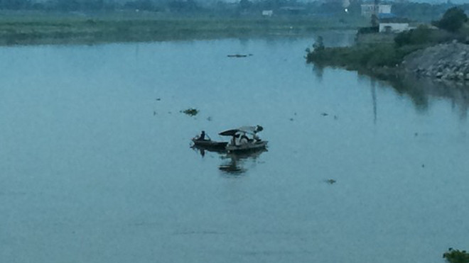 Người thân vẫn đang mải miết tìm thi thể cô gái trẻ nhảy cầu tự tử