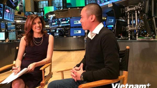 Nguyễn Hà Đông tự tin trong cuộc trò chuyện với người đẹp Kelly Evans. (Ảnh: CTV)