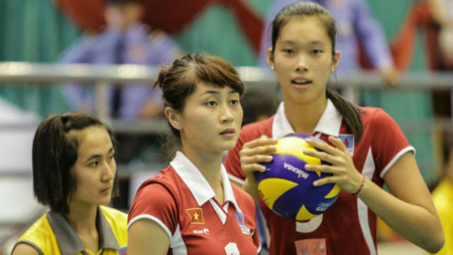 Thanh Thúy (phải) có chiều cao vượt trội chủ công khác của tuyển Việt Nam là Trần Thị Thảo. 
