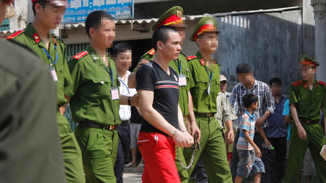 Lý Nguyễn Chung (quần đỏ), nghi phạm sát hại chị Hoan năm 2003. 