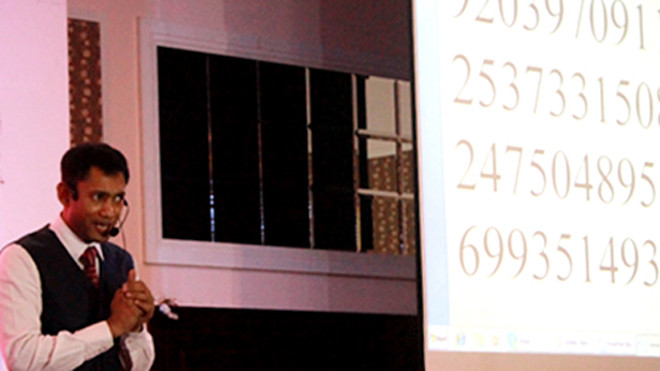 Kỷ lục gia nhớ tất cả 140 con số được mọi người cung cấp. Ảnh: Nguyễn Loan