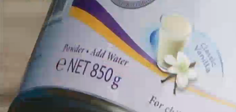 Hộp sữa Pediasure với mẫu mã mới và trọng lượng chỉ còn 850g. (Ảnh cắt từ clip VTV)