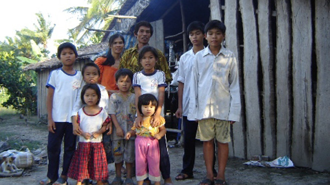 Đại gia đình anh Tùng bên căn nhà rách nát 