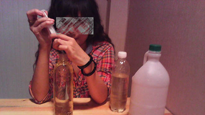 T.S.C giới thiệu và hướng dẫn cách bơm silicon cho khách hàng trên đường Hậu Giang, Q.6 ngày 2/5. Ảnh: Thanh niên