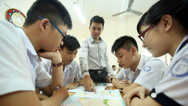 Thầy trò Trường THPT Marie Curie (TP.HCM) ôn tập môn địa lý - Ảnh: Đào Ngọc Thạch 