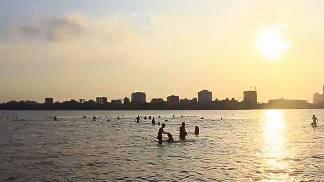 Người Hà Nội biến hồ Tây thành bãi tắm