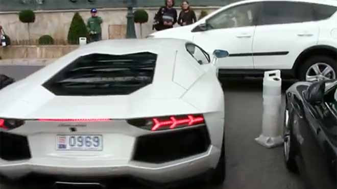 Siêu xe “Bò tót” Aventador nứt mũi vì hậu đậu