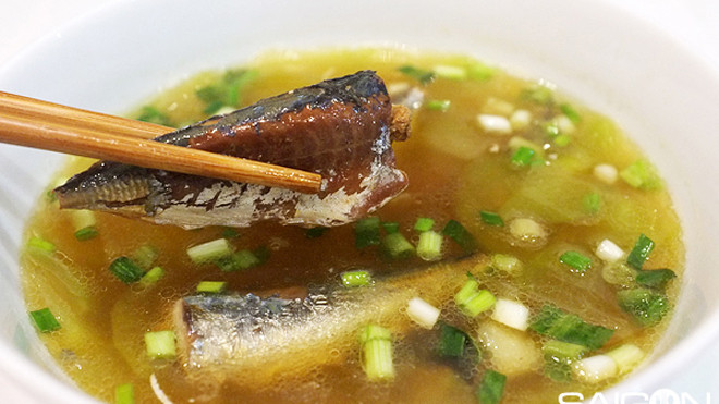 Canh cá nục dưa hồng thường được nấu nhiều nhất vào mùa hè, đó là mùa cá nục tươi ngon nhất, cũng là mùa của những trái dưa hồng bé nhỏ xinh xinh, căng tròn và xanh mọng.