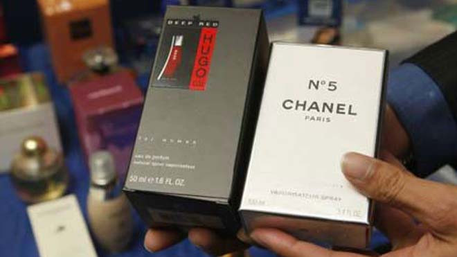 Nhiều sản phẩm giả các nhãn hiệu nổi tiếng chỉ có giá vài ngàn đồng (ảnh minh họa) 