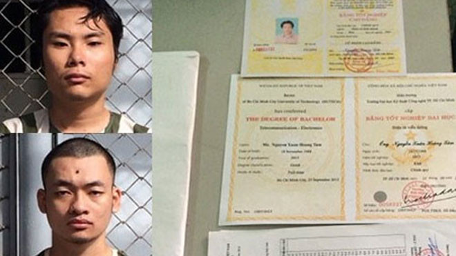 Hoàng và Tuấn tại cơ quan công an. Số bằng giả do Hải, Nam thực hiện bị thu giữ. (Ảnh do cơ quan công an cung cấp)