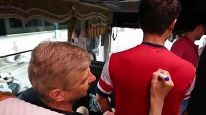 HLV Wenger từng ký tên lên chiếc áo mà "Running man" sắp mang ra đấu giá. 