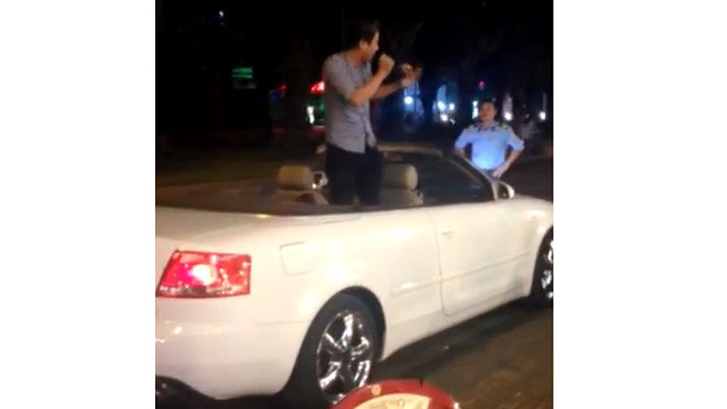 'Thiếu gia' Sài Gòn chạy xe Audi mui trần bán kẹo kéo