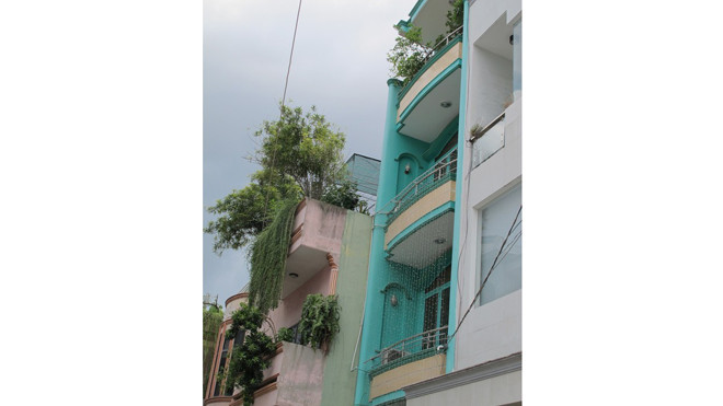 Bé trai nhảy từ tầng 3 ngôi nhà màu xanh. 