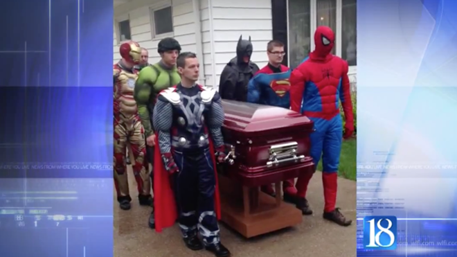 Các anh hùng khiêng quan tài trong đám tang của Brayden. Ảnh: yahoo.com 