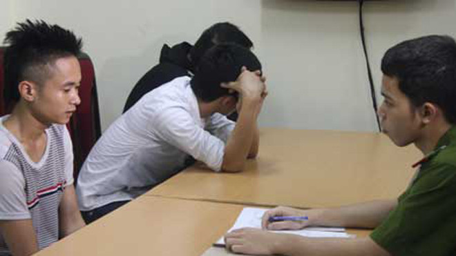 Các đối tượng chuyên ném "bom bẩn" bị bắt tại cơ quan điều tra. 