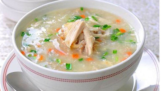 Cháo gà gạo nếp thích hợp với phụ nữ bị động thai . 