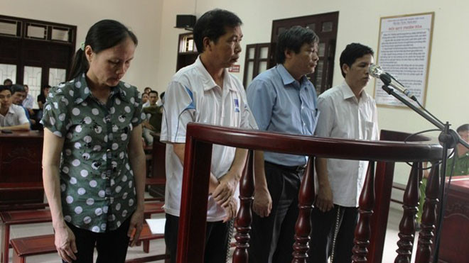 Các bị cáo trước vành móng ngựa trong phiên xét xử sáng 27/5.