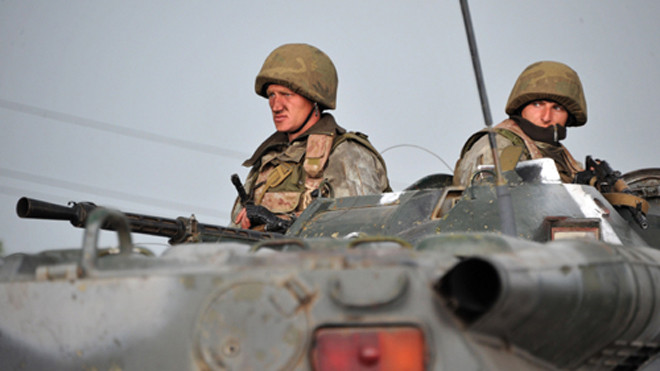 Binh sĩ Ukraine được triển khai trên tuyến đường từ Kramatorsk tới thành phố Slavyansk.