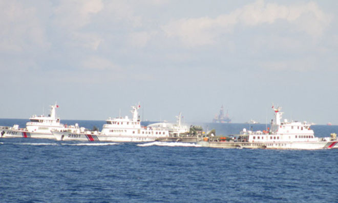 Rất nhiều tàu Trung Quốc hộ tống - bảo vệ giàn khoan HD-981 phía xa. Ảnh; Thanh Niên
