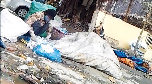 Ngang nhiên thu gom nhựa thải y tế ngay trước cổng phụ Bệnh viện Nhi T.Ư - Ảnh: Hà An 