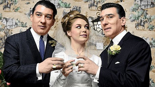 Trùm xã hội đen Ronnie Kray (trái) nâng cốc chúc mừng hạnh phúc của anh trai Reggie Kray (phải) và chị dâu Frances Shae (giữa) tại lễ cưới. Cuộc hôn nhân này chỉ kéo dài 8 tuần. 