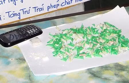Ma túy được các “trùm” chia nhỏ bán cho các con nghiện. 