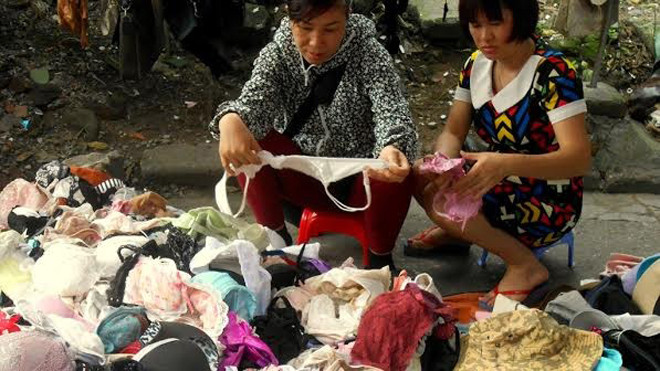 Đồ bơi, đồ tắm bán đổ đống cùng quần áo lót với mức giá rẻ được không ít người chọn mua. Ảnh: Zing