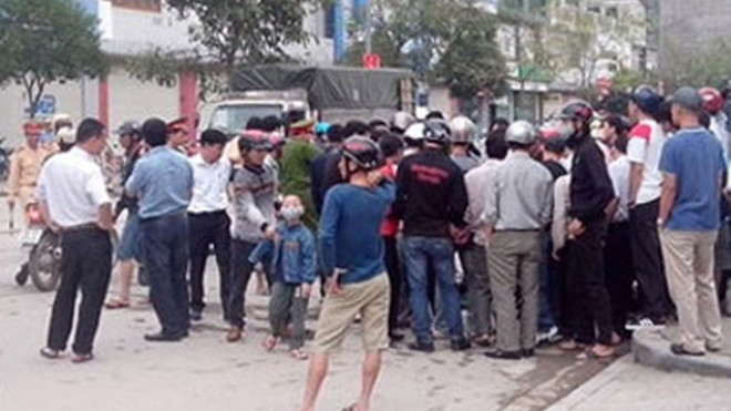 Khá đông người dân hiếu kỳ đã đến hiện trường tìm hiểu nguyên nhân tai nạn. 