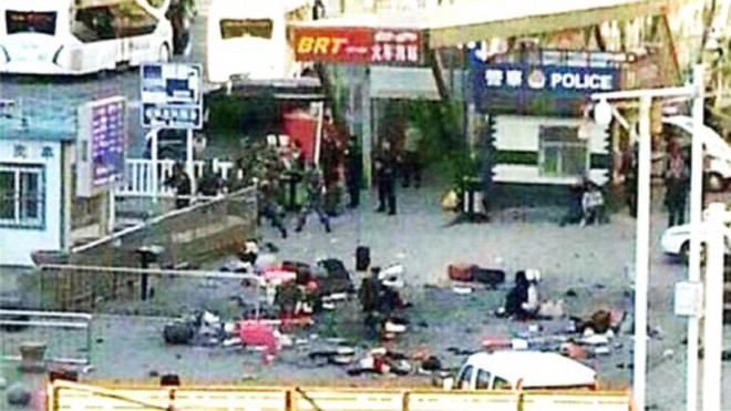 Hiện trường vụ nổ tại nhà ga ở Tân Cương hôm 30/4. Ảnh: SMCP.