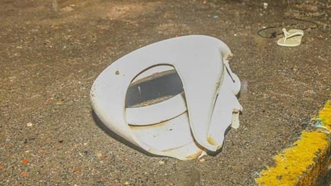 Cái bồn cầu hung khí còn sót lại sau vụ bạo động