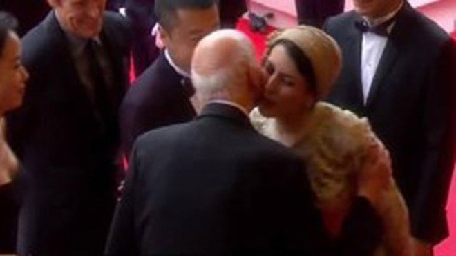 Nụ hôn xã giao gây tranh cãi của người đẹp Iran