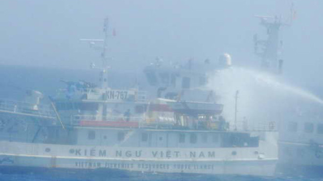 Các tàu Trung Quốc vây hãm và phun nước vào tàu Kiểm ngư Việt Nam trên vùng biển chủ quyền của Việt Nam ngày 12/5. (Ảnh: Văn Sơn/TTXVN)
