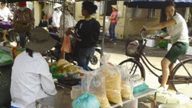 Ruốc “bã sắn dây” len lỏi tại một số cửa hàng bán lẻ.