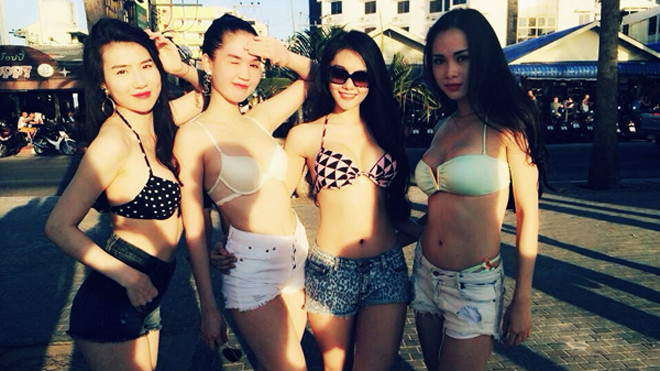 Ngọc Trinh diện nội y 'tung tăng dạo phố' ở Pattaya