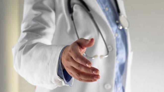 Bắt tay bác sĩ nguy hiểm như hút thuốc lá?