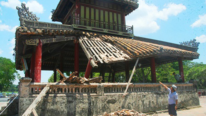 Một góc sau của Phu Văn Lâu bị sập