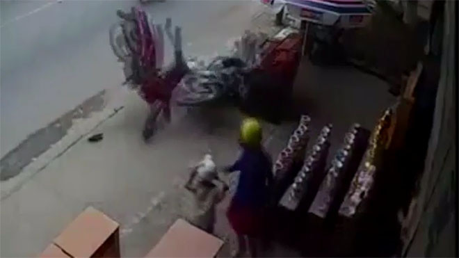 Bị tông xe khi còn đang ở trên vỉa hè