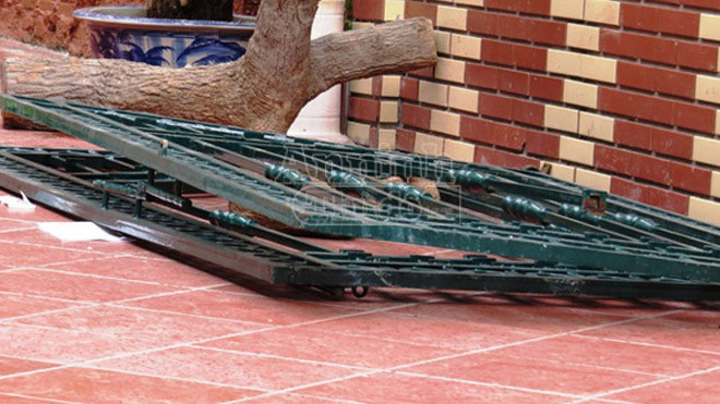 Cánh cổng sắt đổ, đè chết cháu Minh 