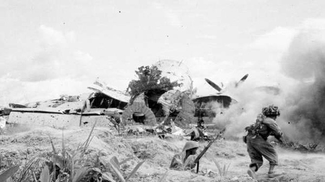 Bộ đội ta tấn công sân bay Mường Thanh trong chiến dịch Điện Biên Phủ. (Ảnh tư liệu TTXVN)